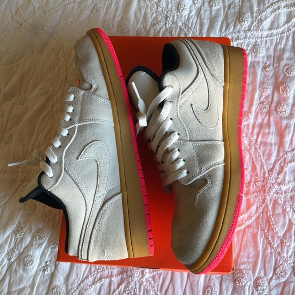 Jordan 1 Low White Gum Hyper Pink - Picture 5 of 6